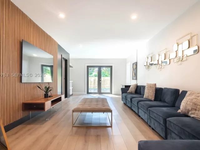 Продажа дома по адресу 2360 SW 12th St - фото 9299507