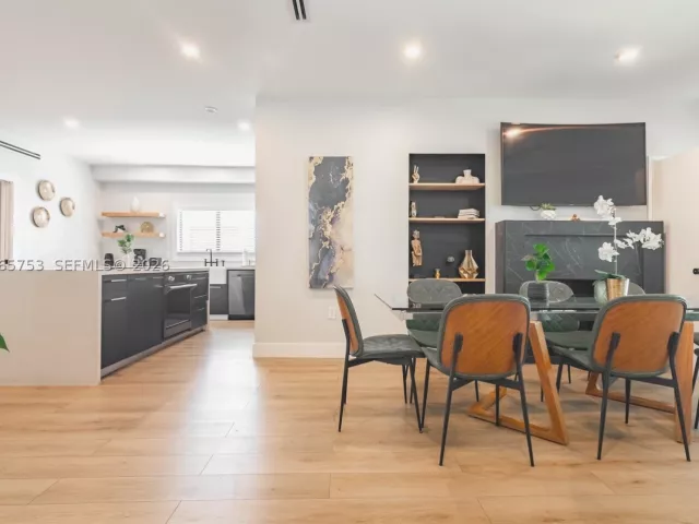 Продажа дома по адресу 2360 SW 12th St - фото 9299554