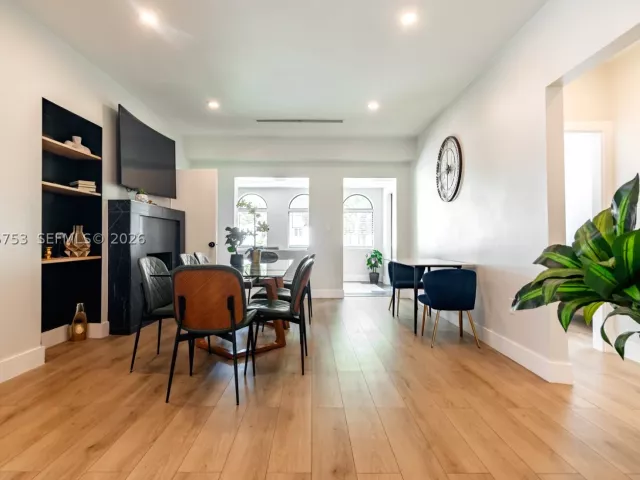 Продажа дома по адресу 2360 SW 12th St - фото 9299555