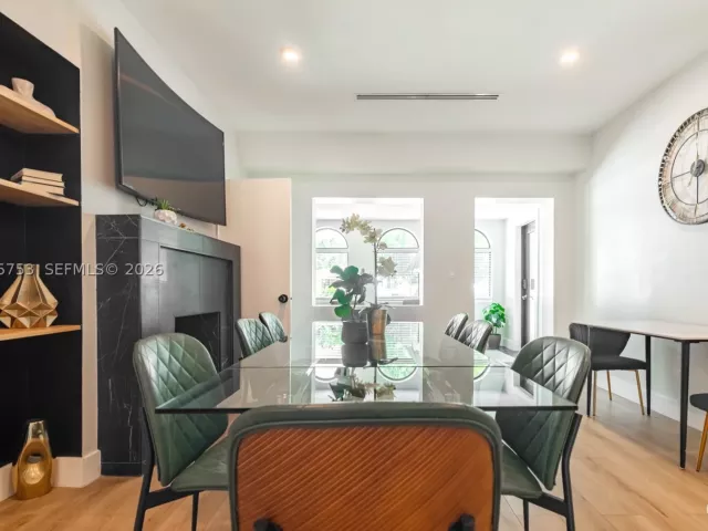Продажа дома по адресу 2360 SW 12th St - фото 9299556