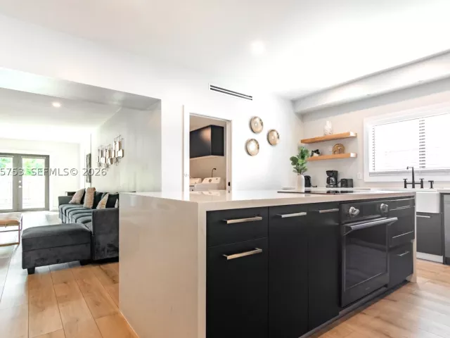 Продажа дома по адресу 2360 SW 12th St - фото 9299557