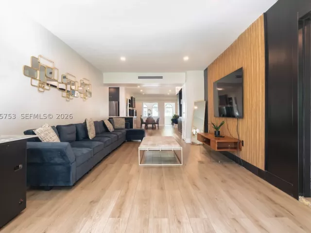 Продажа дома по адресу 2360 SW 12th St - фото 9299508