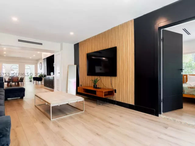 Продажа дома по адресу 2360 SW 12th St - фото 9299509