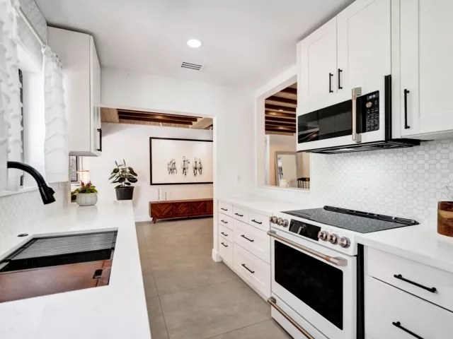 Продажа дома по адресу 1424 NE 16TH Avenue - фото 9282533