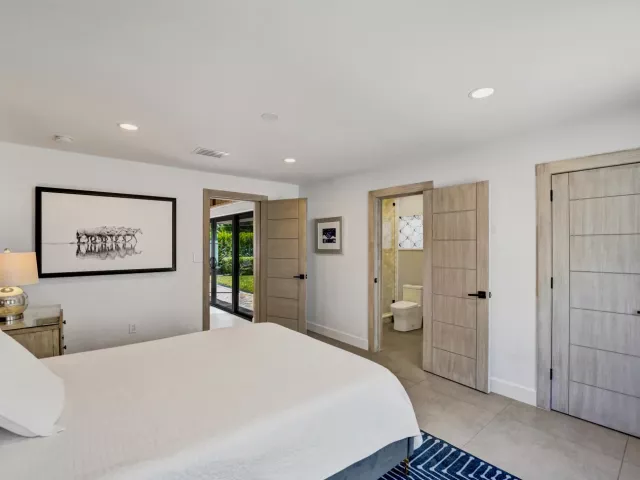 Продажа дома по адресу 1424 NE 16TH Avenue - фото 9282544