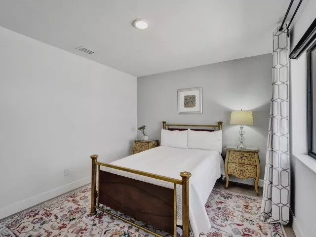Продажа дома по адресу 1424 NE 16TH Avenue - фото 9282548