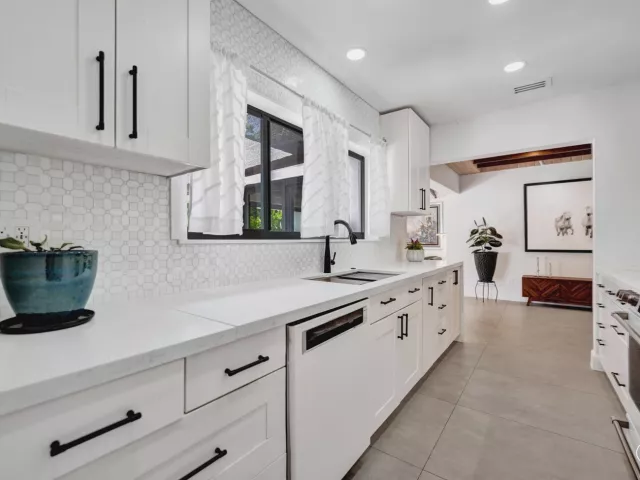 Продажа дома по адресу 1424 NE 16TH Avenue - фото 9282532