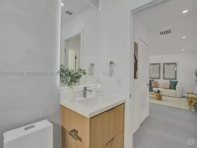 Продажа дома по адресу 2380 NE 184th Ter - фото 9272803