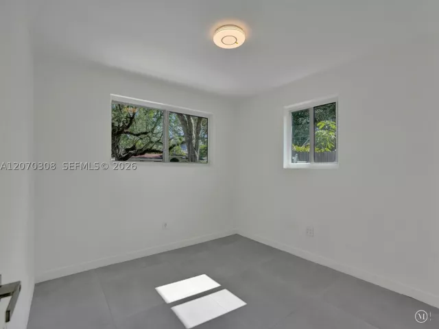 Продажа дома по адресу 2380 NE 184th Ter - фото 9272819