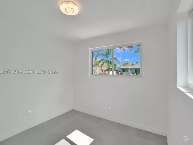 Продажа дома по адресу 2380 NE 184th Ter - фото 9272821