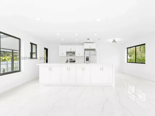 Продажа дома по адресу 2500 SW 23rd Ter - фото 9274231