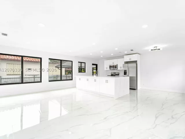 Продажа дома по адресу 2500 SW 23rd Ter - фото 9274232