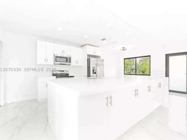 Продажа дома по адресу 2500 SW 23rd Ter - фото 9274233
