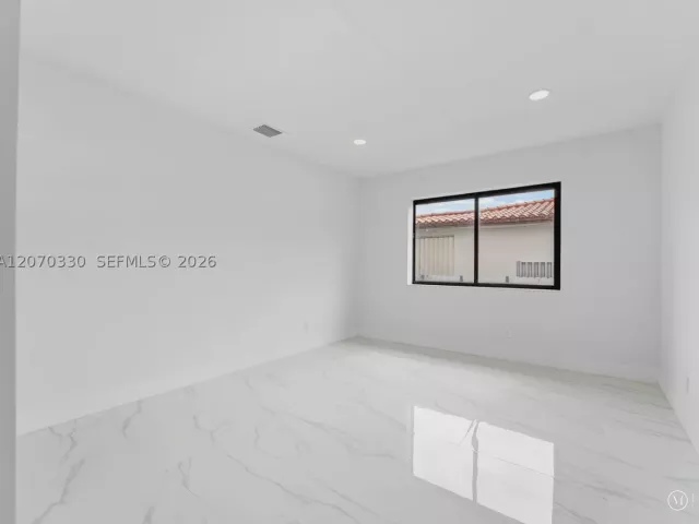 Продажа дома по адресу 2500 SW 23rd Ter - фото 9274235