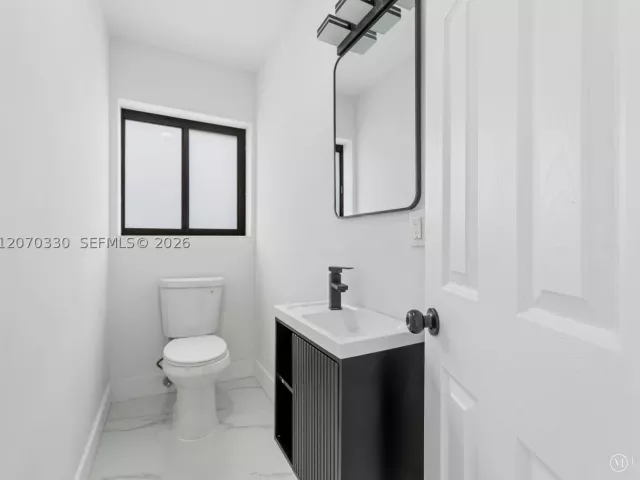 Продажа дома по адресу 2500 SW 23rd Ter - фото 9274237