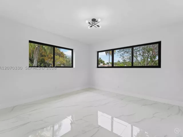 Продажа дома по адресу 2500 SW 23rd Ter - фото 9274238