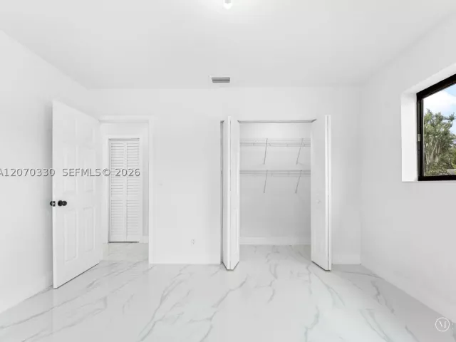 Продажа дома по адресу 2500 SW 23rd Ter - фото 9274239