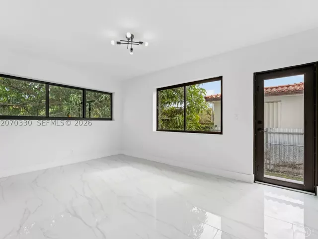 Продажа дома по адресу 2500 SW 23rd Ter - фото 9274241