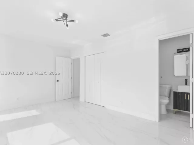 Продажа дома по адресу 2500 SW 23rd Ter - фото 9274242