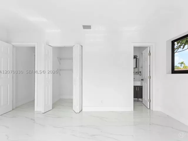 Продажа дома по адресу 2500 SW 23rd Ter - фото 9274243