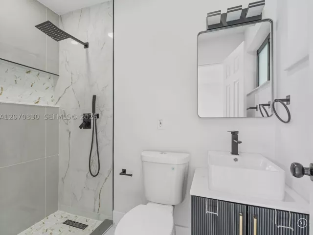 Продажа дома по адресу 2500 SW 23rd Ter - фото 9274244