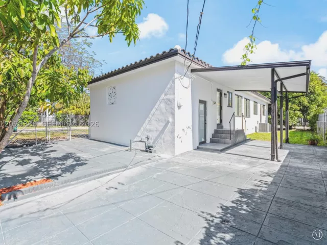 Продажа дома по адресу 2500 SW 23rd Ter - фото 9274245