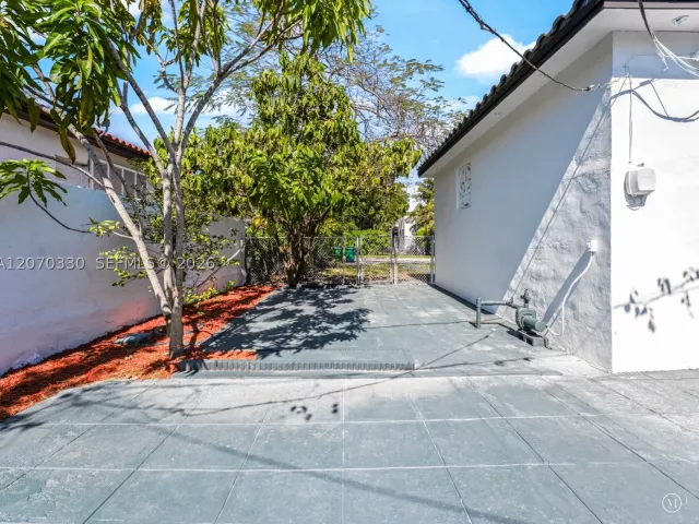 Продажа дома по адресу 2500 SW 23rd Ter - фото 9274246