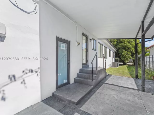 Продажа дома по адресу 2500 SW 23rd Ter - фото 9274249