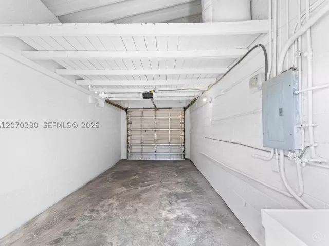 Продажа дома по адресу 2500 SW 23rd Ter - фото 9274250
