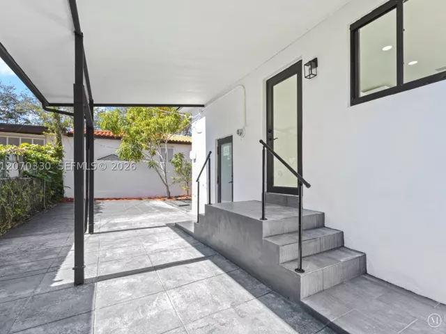 Продажа дома по адресу 2500 SW 23rd Ter - фото 9274251