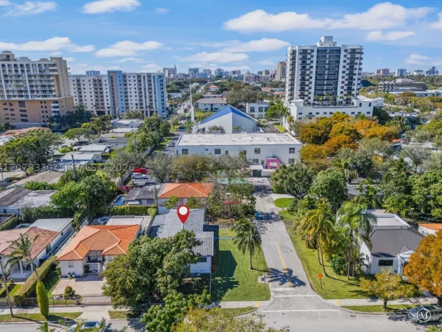 Продажа дома по адресу 2500 SW 23rd Ter - фото 9274254