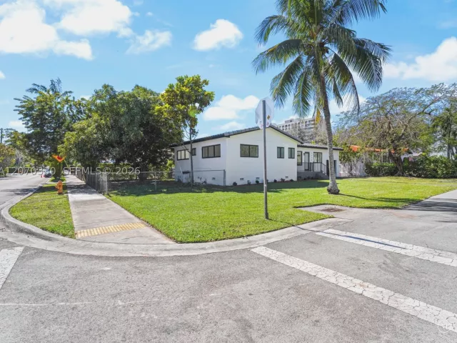 Продажа дома по адресу 2500 SW 23rd Ter - фото 9274259