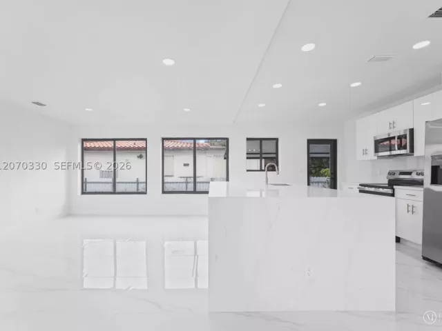 Продажа дома по адресу 2500 SW 23rd Ter - фото 9274225