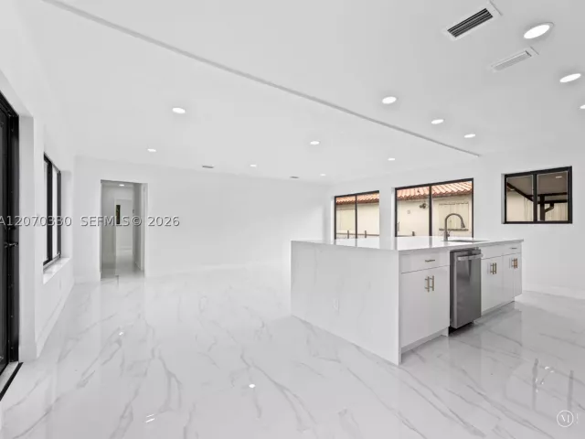 Продажа дома по адресу 2500 SW 23rd Ter - фото 9274227