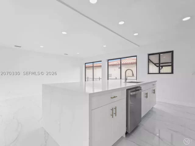 Продажа дома по адресу 2500 SW 23rd Ter - фото 9274228