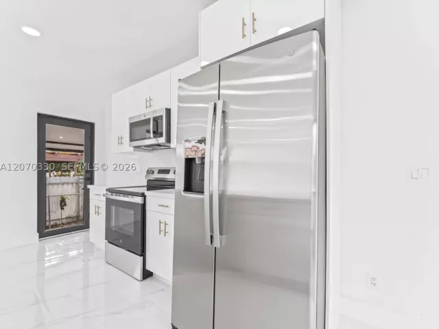 Продажа дома по адресу 2500 SW 23rd Ter - фото 9274229