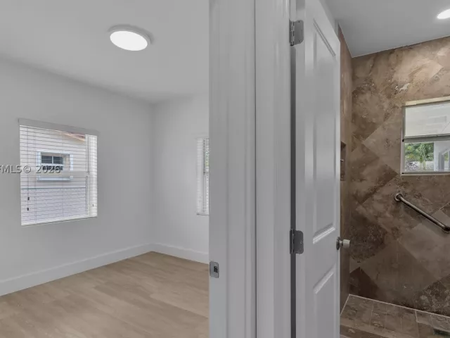 Продажа дома по адресу 4840 SW 5th Ter - фото 9278347