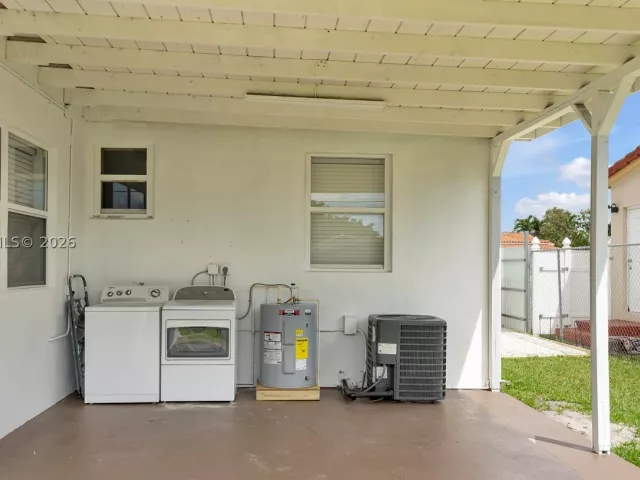 Продажа дома по адресу 4840 SW 5th Ter - фото 9278351