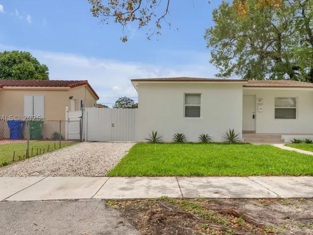 Продажа дома по адресу 4840 SW 5th Ter - фото 9278379