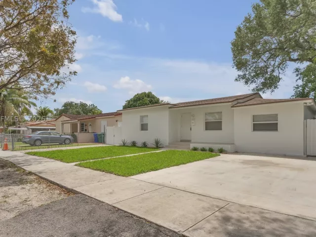 Продажа дома по адресу 4840 SW 5th Ter - фото 9278380