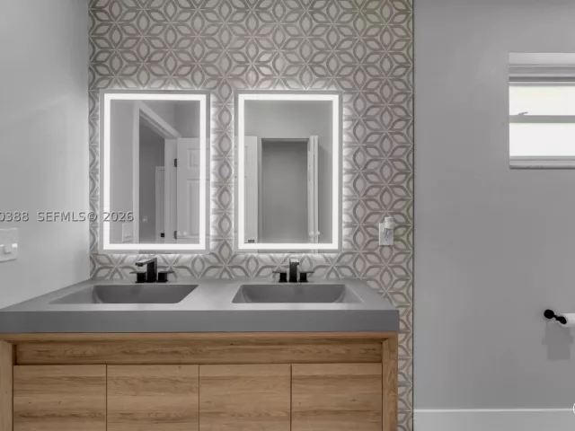 Продажа дома по адресу 425 NW 17th St - фото 9279971