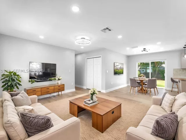 Продажа дома по адресу 425 NW 17th St - фото 9279957
