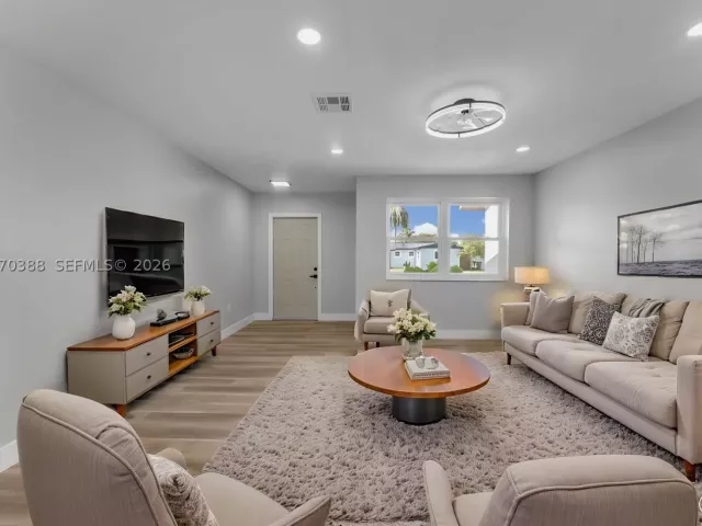 Продажа дома по адресу 425 NW 17th St - фото 9279961