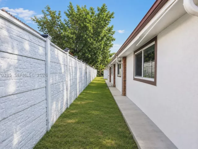 Продажа дома по адресу 12231 SW 1st St - фото 9296660