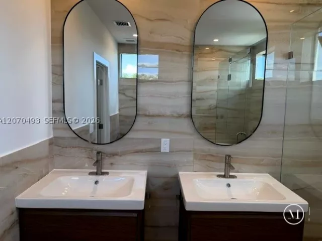 Продажа дома по адресу 2239 SW 14th St - фото 9301915
