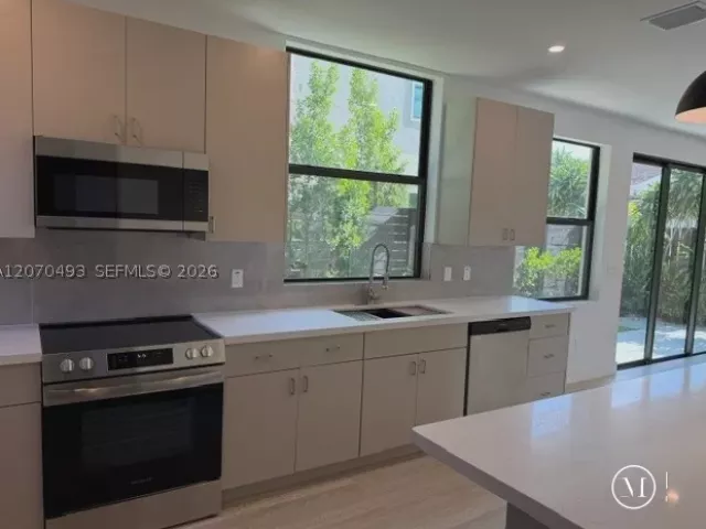 Продажа дома по адресу 2239 SW 14th St - фото 9301904