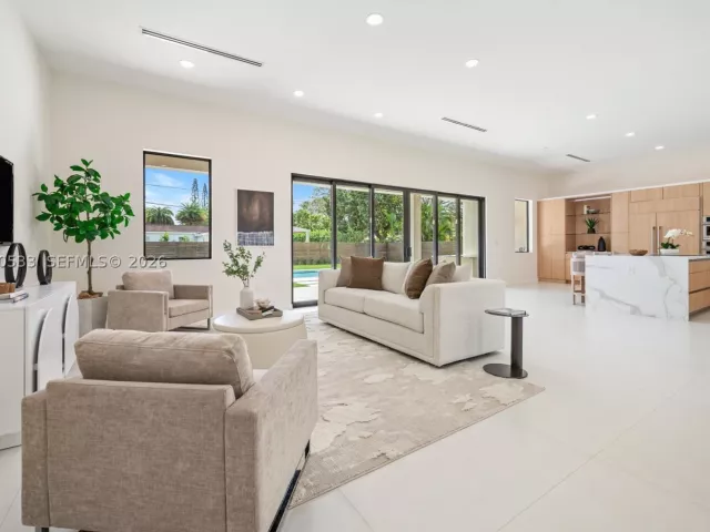 Продажа дома по адресу 6990 SW 58th St - фото 9281616