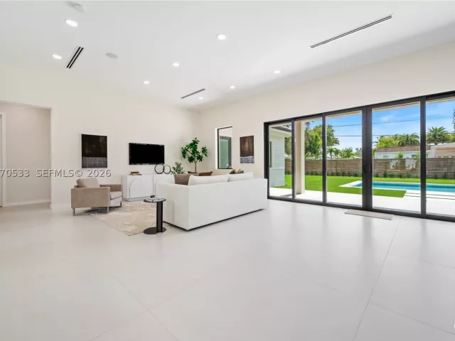 Продажа дома по адресу 6990 SW 58th St - фото 9281617