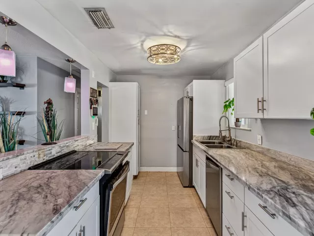 Продажа дома по адресу 1419 SE 1ST Way - фото 9345007