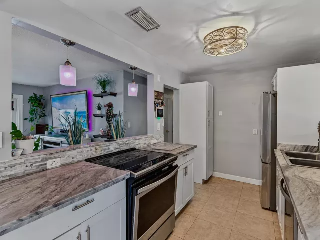 Продажа дома по адресу 1419 SE 1ST Way - фото 9345008